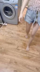 这个太会玩了！性感女房客让我去她家帮忙换灯泡，我发现她床上竟然还有成